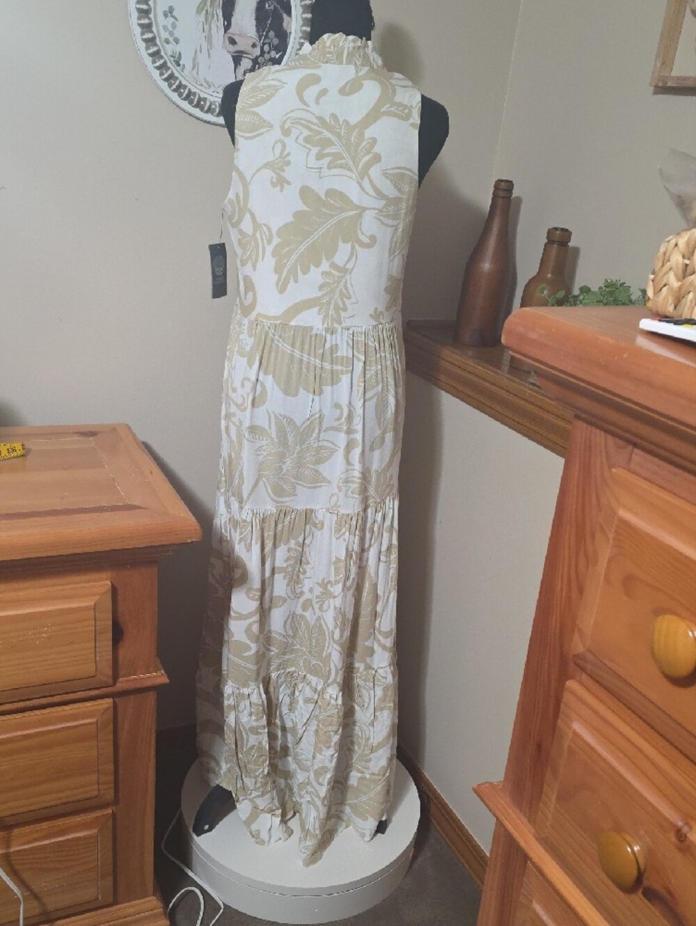 Vince Camuto Sleeveless Maxi Dress in Cream & Beige Floral - Picture 6 of 12